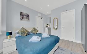Private Luxury Suite Next To Heathrow Direct Train To Paddington 1